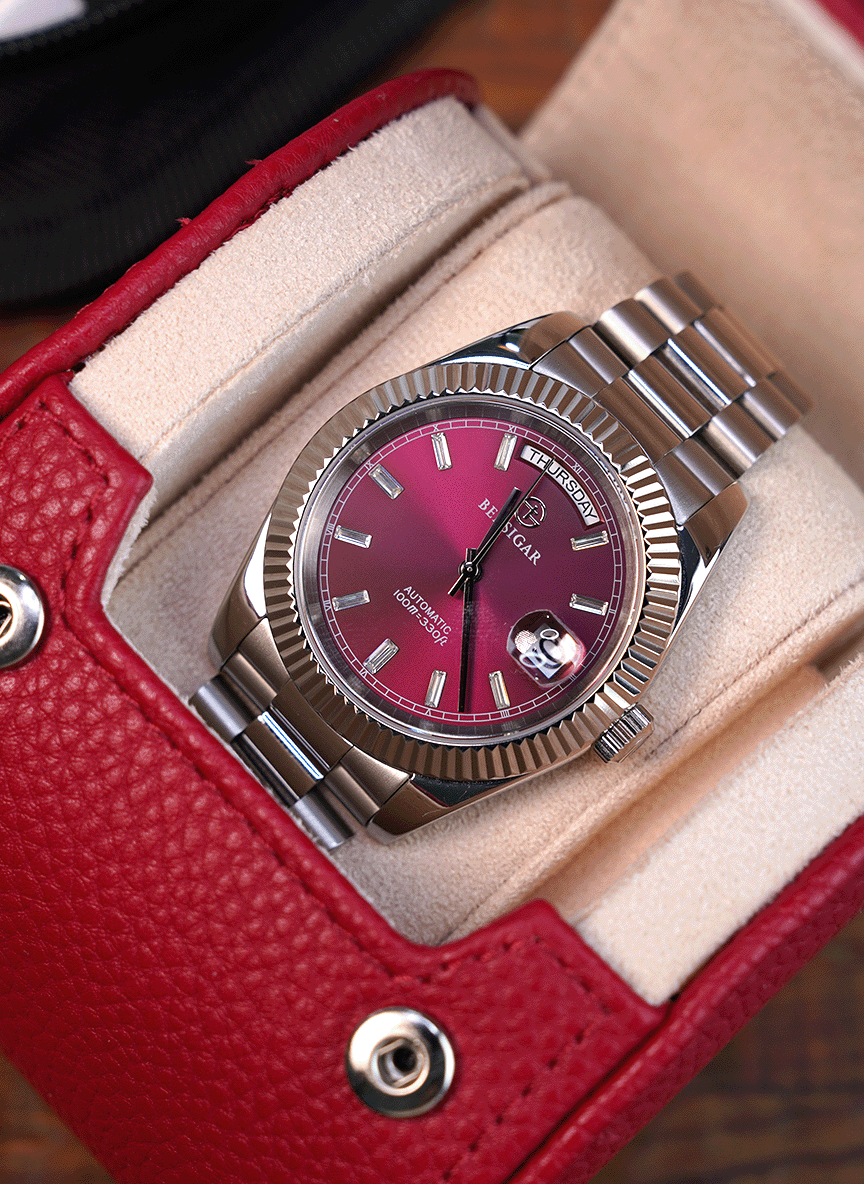 Red Watch Roll – One Watch